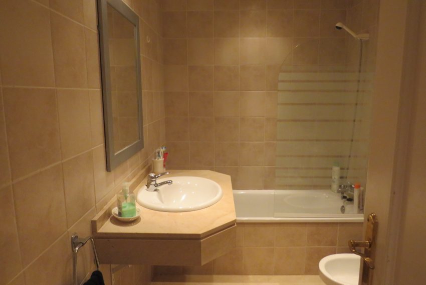 casares-beach-view-main-bathroom-rent-holiday