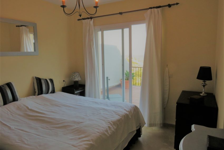 holiday-rent-casares-beach-view-main-bedroom
