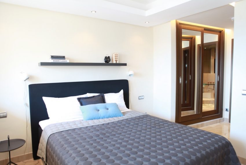 buy-luxury-apartment-estepona-frontline-seaviews-bedroom-bahía