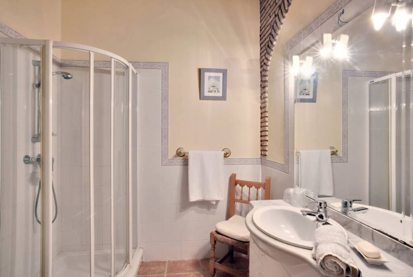 manilva-villa-buy-see-views-terace-garden-bathroom