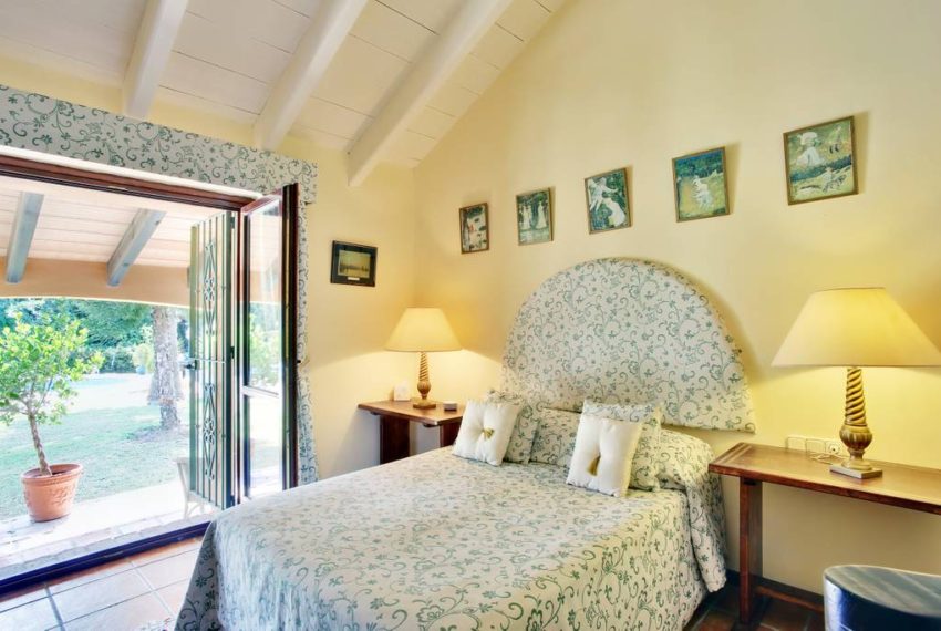 manilva-villa-buy-see-views-terace-garden-swimming-pool-bedroom-3