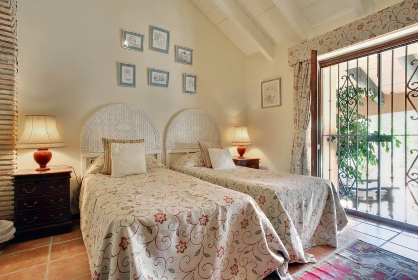 manilva-villa-buy-see-views-terace-garden-swimming-pool-bedroom