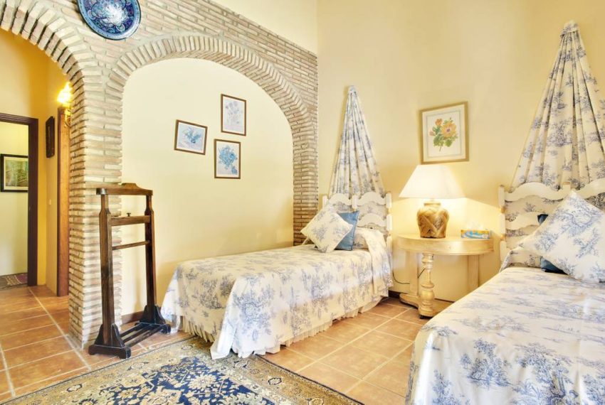 manilva-villa-buy-see-views-terace-garden-swimming-pool-bedroom2