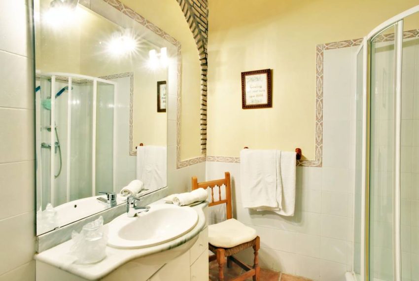 manilva-villa-buy-see-views-terace-garden-swimming-pool-main-bathroom